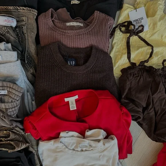 Huge name brand clothing lot - Picture 5 of 10